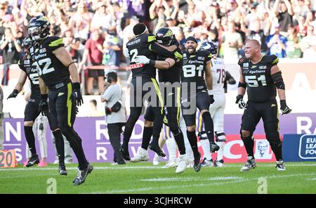 Stuttgart, Allemagne. 07 septembre 2025. Football américain : ligue professionnelle ELF, round play-off, finale, Surge de Stuttgart - Vikings de Vienne dans la MHP Arena. Les joueurs de Stuttgart réagissent après la victoire. Crédit : Marijan Murat/dpa/Alamy Live News Banque D'Images