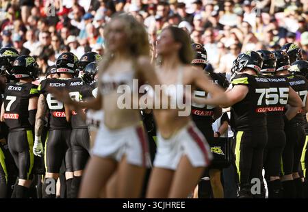 Stuttgart, Allemagne. 07 septembre 2025. Football américain : ligue professionnelle ELF, round play-off, finale, Surge de Stuttgart - Vikings de Vienne dans la MHP Arena. Les cheerleaders peuvent être vus devant l'équipe de Stuttgart. Crédit : Marijan Murat/dpa/Alamy Live News Banque D'Images