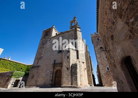 Bâtiment d'angle historique avec balcons, Caceres : une vue en angle bas d'un bâtiment en pierre avec balcons en fer classiques et un panneau de rue, montrant l'espagnol Banque D'Images