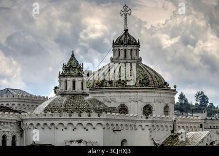 Quito, Équateur – 23 mars 2018 : les emblématiques dômes en carreaux verts de l’église et du couvent de San Francisco s’élèvent au-dessus du centre historique de Quito Banque D'Images