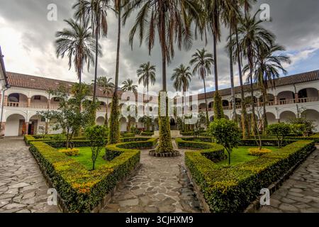 Quito, Équateur – 23 mars 2018 : vue sur l’intérieur et la cour du Museo del Convento de San Francisco, un monastère franciscain de l’époque coloniale Banque D'Images