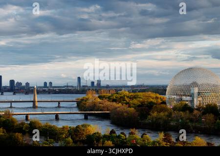 Vue drone de la Biosphère de Montréal au Parc Jean-drapeau, avec le centre-ville de Montréal en arrière-plan. Québec, Canada Banque D'Images