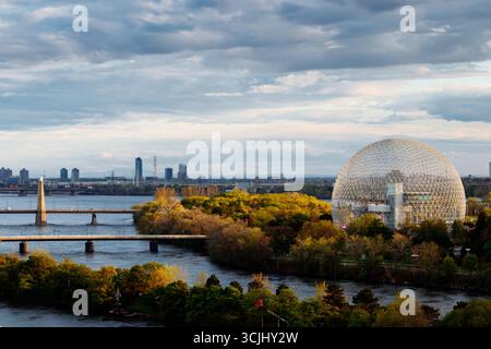 Vue drone de la Biosphère de Montréal au Parc Jean-drapeau, avec le centre-ville de Montréal en arrière-plan. Québec, Canada. Banque D'Images