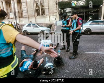 Buenos Aires, Argentine – 20 décembre 2022 : la police assiste les supporters de la Coupe du monde sur l’Avenida 9 de Julio après que les célébrations ont tourné au chaos dans le centre-ville Banque D'Images