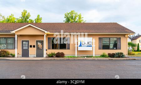 Utica, NY - Aug, 17, 2025 : vue rapprochée de Dillingham, Jones & Cissel, Inc. (DJC) est une agence d'assurance basée à New York spécialisée dans divers commer Banque D'Images