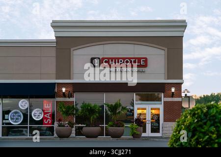 New Hartford, NY - 14 août 2025 : vue rapprochée de Chipotle Mexican Grill, est une chaîne de restaurants rapide et décontractée spécialisée dans les burritos, tacos, burrito b Banque D'Images