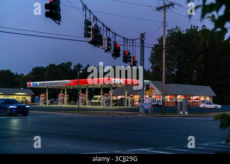 New Hartford, NY - 14 août 2025 : vue nocturne de la station-service CITGO, est un raffineur et transporteur américain de carburants, lubrifiants et produits pétrochimiques avec 3 Re Banque D'Images