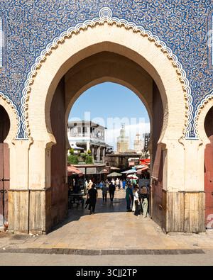 Fès, Maroc, 1er mai 2025. Vue de Bab Bou Jeloud, une porte ornée qui est l'entrée principale de la vieille ville de Fès Banque D'Images