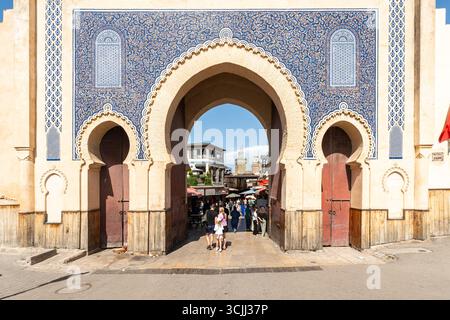 Fès, Maroc, 1er mai 2025. Vue de Bab Bou Jeloud, une porte ornée qui est l'entrée principale de la vieille ville de Fès Banque D'Images