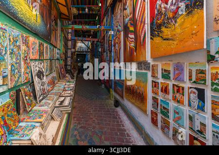 Fès, Maroc, 1er mai 2025. Vue sur Rainbow Street, une ruelle dans la médina de Fès présentant des œuvres d'art colorées Banque D'Images