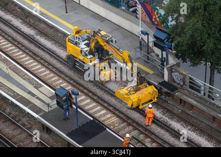 régulateur de ballast en action sur une ligne de chemin de fer Banque D'Images