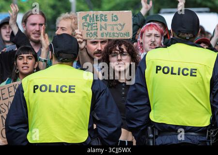 Bristol, Royaume-Uni. 7 septembre 2025. Des militants anti-racisme sont photographiés devant l'hôtel The Hampton by Hilton dans le centre de Bristol alors qu'ils prennent part à une contre-manifestation contre les manifestants anti-immigration qui protestaient contre l'entrée de migrants illégaux au Royaume-Uni. La manifestation contre l'immigration a été organisée par un groupe appelé les 'Patriots de Bristol'. La police de Bristol a reçu des pouvoirs supplémentaires pour arrêter et disperser les gens afin d'éviter que des troubles éclatent entre le groupe d'extrême droite et les manifestants antiracistes. Crédit : Lynchpics/Alamy Live News Banque D'Images