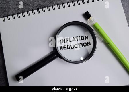 Concept de réduction de l'inflation écrire sur le livre isolé sur la table en bois. Banque D'Images