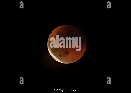 Milan, Italie. 07 septembre 2025. Une éclipse lunaire complète est observée lors de l'éclipse lunaire de la Lune sanguine à Milan, en Italie, le 7 septembre 2025. Crédit Tiziano Ballabio crédit : Tiziano Ballabio/Alamy Live News Banque D'Images