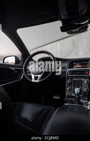 Intérieur Volvo S60 - Siège conducteur en cuir. Volant et tableau de bord dans le cockpit de la berline suédoise. Banque D'Images