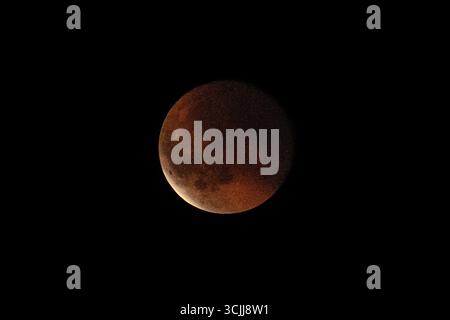 Milan, Italie. 07 septembre 2025. Une éclipse lunaire complète est observée lors de l'éclipse lunaire de la Lune sanguine à Milan, en Italie, le 7 septembre 2025. Crédit Tiziano Ballabio crédit : Tiziano Ballabio/Alamy Live News Banque D'Images