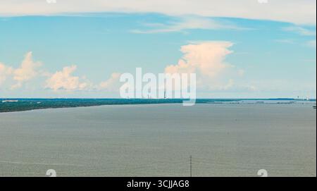 Vue lointaine du complexe de lancement de fusées à Cape Canaveral en Floride Banque D'Images