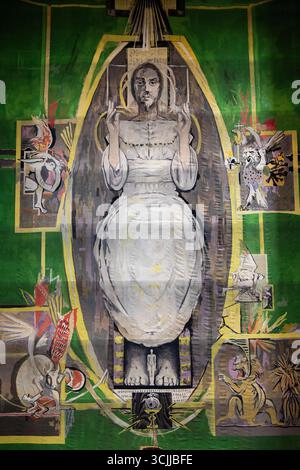 L'intérieur de la cathédrale de Coventry. Le chef-d'œuvre de Sir Basil Spence de 1962 incarne à la fois le dur et le beau, avec un effet puissant. Tapisserie sur l'autel a été conçu par Graham Sutherland, cette impressionnante tapisserie a été tissée à la main sur un métier vieux de 500 ans et a été à un moment donné la plus grande tapisserie tissée en continu dans le monde. Banque D'Images