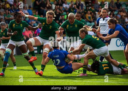 Northampton, Royaume-Uni, 7 septembre 2025 le centre français Gaby Vernier attaque l'Afrique du Sud dans la poule d, Coupe du monde de rugby féminin, Cinch Stadium, Franklins Gardens, Northampton, Royaume-Uni. Alex Williams / Alamy Live News Banque D'Images
