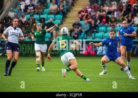 Northampton, Royaume-Uni, 7 septembre 2025 Afrique du Sud dos complet Byrhandre Dolf court à la défense française dans la poule d, Coupe du monde de rugby féminin, Cinch Stadium, Franklins Gardens, Northampton, Royaume-Uni. Alex Williams / Alamy Live News Banque D'Images