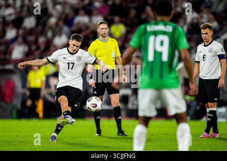 COLOGNE, ALLEMAGNE - 7 SEPTEMBRE : Waldemar Anton, Allemand, tire pour marquer le troisième but de son équipe lors du match de qualification pour la Coupe du monde de la FIFA 2026 entre l'Allemagne et l'Irlande du Nord au RheinEnergieStadion le 7 septembre 2025 à Cologne, en Allemagne. (Photo de René Nijhuis) crédit : René Nijhuis/Alamy Live News Banque D'Images