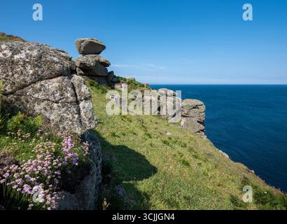 le point le plus au sud de cornwall montre des falaises, des collines et l'océan près de la plage de porthgwarra sous le ciel bleu à la fin du printemps Banque D'Images