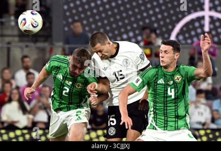 L'Allemand Waldemar Anton avec l'Irlandais Conor Bradley et Eoin Toal lors du match de qualification pour la Coupe du monde de la FIFA 2026, Groupe A au Rhein Energie Stadium de Cologne. Date de la photo : dimanche 7 septembre 2025. Banque D'Images