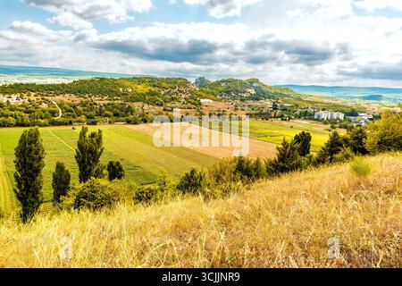 Terres agricoles sur la plaine parmi les montagnes de Crimée Banque D'Images