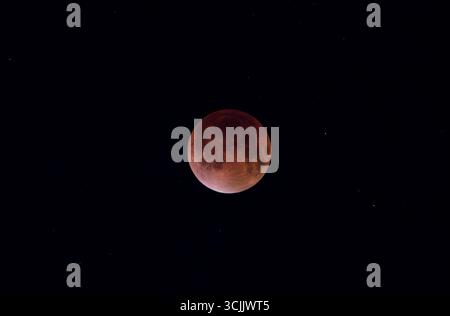 L'éclipse lunaire de la Lune de sang s'élève au-dessus de la ville de Kolkata , Bengale occidental / Inde, le 7 septembre et jusqu'à minuit le 8 septembre 2025 (photo Shubhajit Roy Karmakar/images d'actualité) Banque D'Images