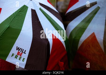 Cork, Irlande. 6 septembre 2025. Parapluie avec motif de drapeau palestinien et SERA texte LIBRE dans le comté de Cork. (Crédit image : © Annabelle Hamil/ZUMA Press Wire) USAGE ÉDITORIAL SEULEMENT ! Non destiné à UN USAGE commercial ! Banque D'Images