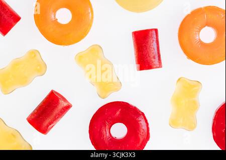 Un assortiment de bonbons sur un fond blanc Banque D'Images