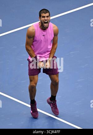 Carlos Alcaraz, de l'Espagne, réagit après avoir battu Jannik Sinner, en Italie. , . US Open Tennis Championship au stade Arthur Ashe du USTA Billie Jean King National Tennis Center à Flushing Meadows, New York, le dimanche 7 septembre 2025. Photo de Larry Marano/UPI. Crédit : UPI/Alamy Live News Banque D'Images