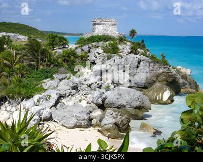 Anciennes ruines mayas sur une falaise surplombant la mer des Caraïbes à Tulum, au Mexique. Banque D'Images