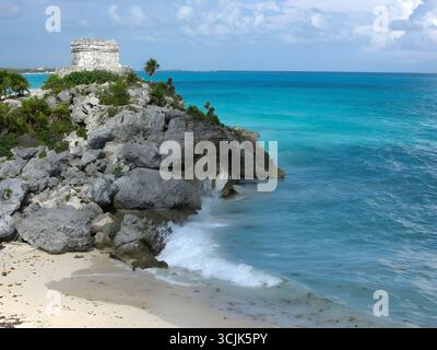 Anciennes ruines mayas sur une falaise surplombant la mer des Caraïbes à Tulum, au Mexique. Banque D'Images