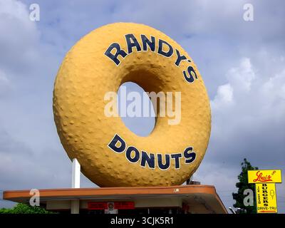 Enseigne de beignes géants chez Randy’s Donuts, Los Angeles, Californie, un célèbre monument pour les beignets. Banque D'Images