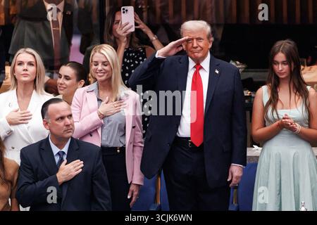 Queens, États-Unis. 07 septembre 2025. Queens, New York. 07 septembre 2025 : le président Donald Trump pendant l'hymne national lors de l'US Open 2025. Crédit : Corleve/Alamy Live News Banque D'Images