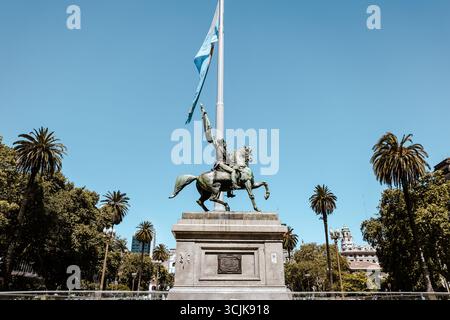 Buenos Aires, Argentine – 21 décembre 2022 : statue majestueuse du général José de San Martín, libérateur de l'Argentine, du Chili et du Pérou Banque D'Images
