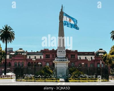 Buenos Aires, Argentine – 22 décembre 2022 : le drapeau argentin flotte fièrement au-dessus de la Pirámide de Mayo (Pyramide de mai), le plus ancien monument national Banque D'Images
