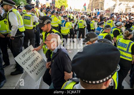 Palestine action Demo 6 septembre 2025. Un homme plus âgé arrêté pour avoir tenu une pancarte "je soutiens l'action palestinienne, je m'oppose au génocide". Londres, Royaume-Uni Banque D'Images