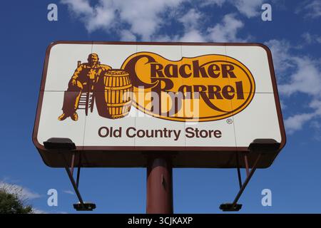 Muncy, États-Unis. 07 septembre 2025. Le logo Cracker Barrel est visible sur un panneau à l'extérieur d'un restaurant Cracker Barrel à Muncy, en Pennsylvanie, le 7 septembre 2025. (Photo de Paul Weaver/Sipa USA) crédit : Sipa USA/Alamy Live News Banque D'Images