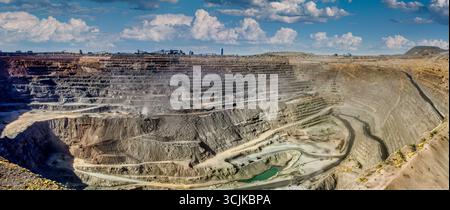 mine à ciel ouvert, grande opération industrielle pour extraire des diamants, plusieurs niveaux profonds, usine de traitement en haut Banque D'Images