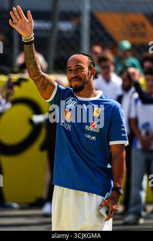 Milan, Italie. 7 septembre 2025. Lewis Hamilton, le pilote britannique Ferrari, fait signe avant le Grand Prix d'Italie de formule 1 2025 à l'Autodromo Nazionale Monza à Monza, près de Milan, en Italie, le 7 septembre 2025. Crédit : Peng Ziyang/Xinhua/Alamy Live News Banque D'Images