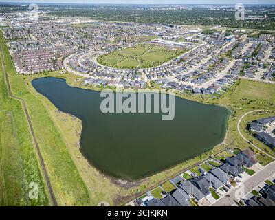 Une photographie par drone aérien à haute résolution du quartier de Stonebridge à Saskatoon, en Saskatchewan. L'image capture des maisons résidentielles, commerciales Banque D'Images