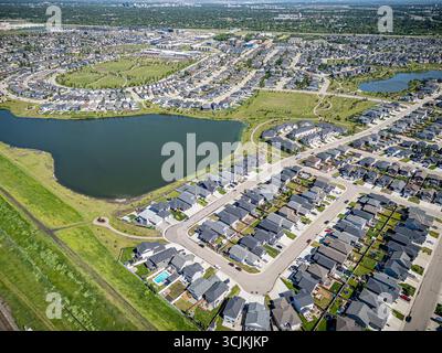 Une photographie par drone aérien à haute résolution du quartier de Stonebridge à Saskatoon, en Saskatchewan. L'image capture des maisons résidentielles, commerciales Banque D'Images