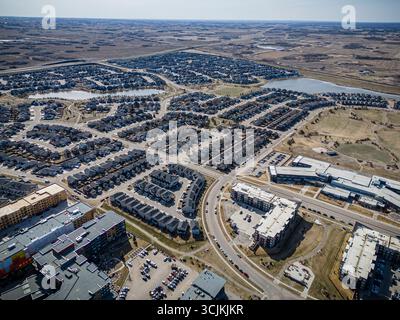 Une photographie par drone aérien à haute résolution du quartier de Stonebridge à Saskatoon, en Saskatchewan. L'image capture des maisons résidentielles, commerciales Banque D'Images