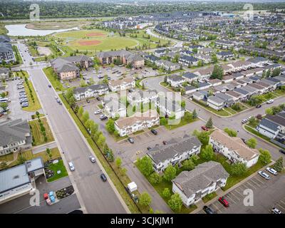 Une photographie par drone aérien à haute résolution du quartier de Stonebridge à Saskatoon, en Saskatchewan. L'image capture des maisons résidentielles, commerciales Banque D'Images