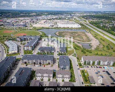 Une photographie par drone aérien à haute résolution du quartier de Stonebridge à Saskatoon, en Saskatchewan. L'image capture des maisons résidentielles, commerciales Banque D'Images