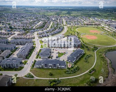 Une photographie par drone aérien à haute résolution du quartier de Stonebridge à Saskatoon, en Saskatchewan. L'image capture des maisons résidentielles, commerciales Banque D'Images