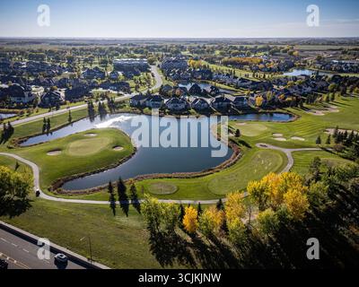 Une photographie par drone aérien à haute résolution du quartier de Stonebridge à Saskatoon, en Saskatchewan. L'image capture des maisons résidentielles, commerciales Banque D'Images