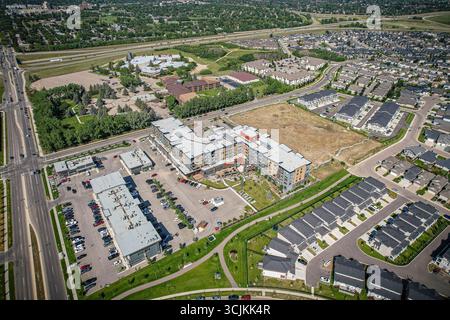 Vue aérienne de Stonebridge qui est un quartier principalement résidentiel situé dans le centre-sud de Saskatoon, Saskatchewan, Canada. C'est un suburbain subd Banque D'Images